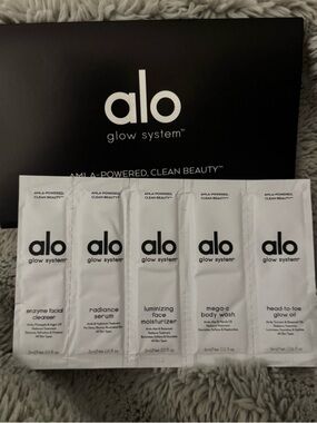 ALO Yoga Glow System Sample Sachet Set - Black & White